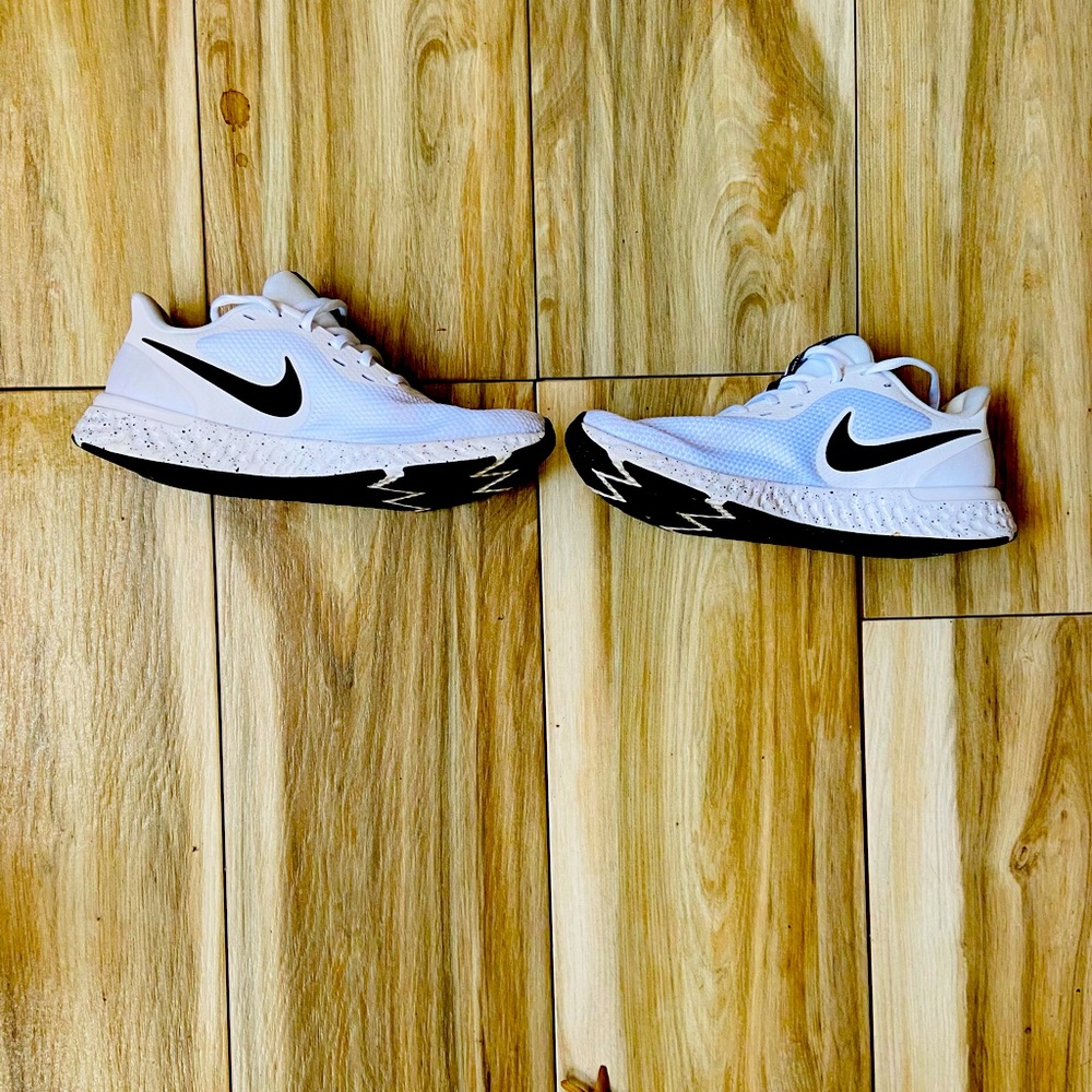 Nike Revolution Women’s Sz 8.5